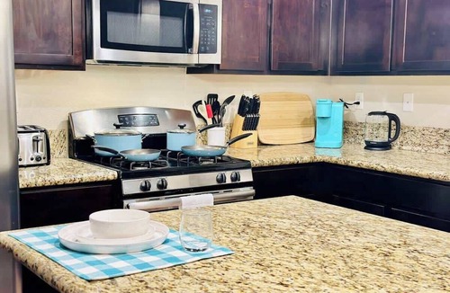 Fernley House | 4-Bedroom 5TVs -20 Min to USA Pkwy|Sleeps 14|Pet OK