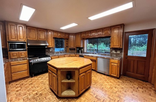Freshwater House | 4 Bedrooms @ the Road’s End - Redwoods, Orchards, Sauna, HotTub