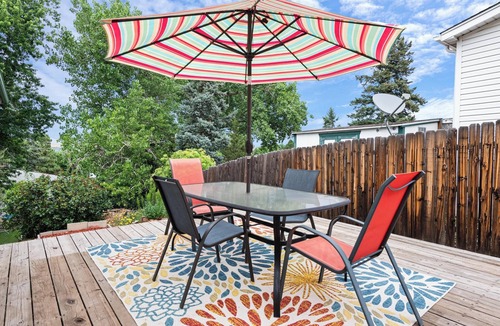 East Old Golden Rd House | 4 Beds, Mountain View, great parks, gateway to the Rockies, washer and dryer