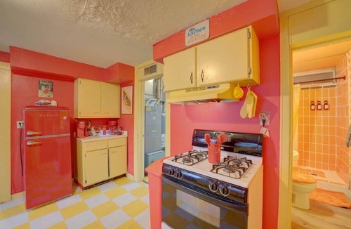 Sandusky House | 4 BR Home 5 Mins to Cedar Point, Retro 1970s!