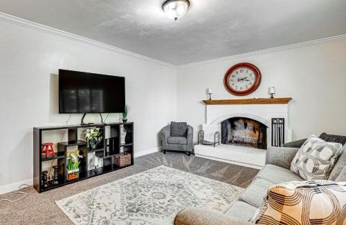 Arvada House | 4 Mi to Olde Town Arvada! Dog-Friendly Home, Yard