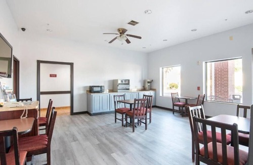 Clute Hotel | 4 Value-Driven Rooms Stay Perfect for Exploring Texas Attractions