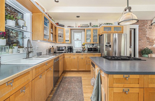 Lower Arapahoe House | 4Bd Creekside Retreat w/hot tub in the heart of Boulder – Walk to Pearl Street!