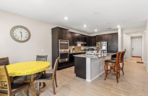 Riverside House | 4BR Family Relocation Home- Pet Friendly- EV Outlet- 30+ Nights Stays