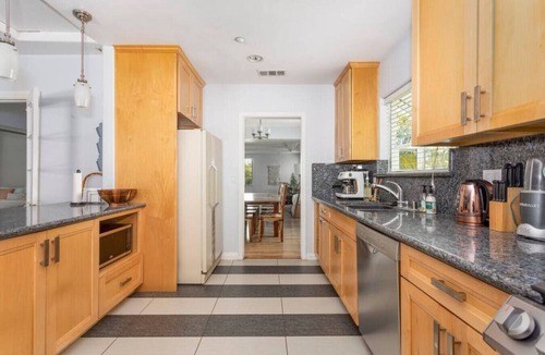 Alhambra House | 4BR Gem: Alhambra & Monterey Park Delight!