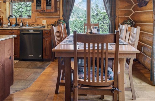 Cascade-Chipita Park House | 4BR Mountain Log Cabin w/Hot Tub,Loft,Deck Views