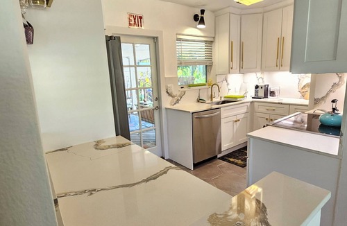 South Lake House | 4BR, Private Backyard Oasis/POOL & HotTub(Jacuzzy)