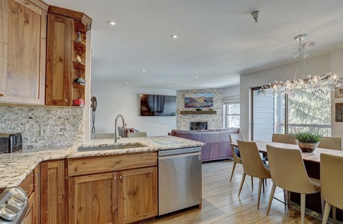 Historic District Hotel | 4br Renovated - Sleeps 12- Downtown Breck by RedAwning
