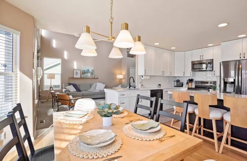 East Quincy Highlands House | 4BR w/Theater Room & EV Charger! Fam Friendly!
