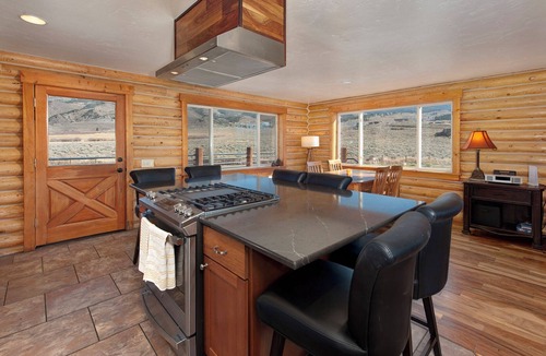 Silverthorne House | 5 Bedroom Log Cabin with Beautiful Mountain Views - Nearby Resorts