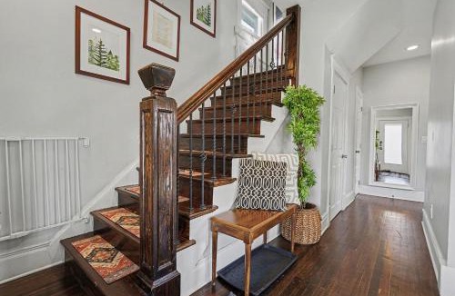 Cole House | 5-Bedroom Victorian Home Private Yard Sleeps 10