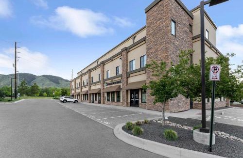 Golden House | 5 Mi to Red Rocks! Updated Home Near Hiking Trails