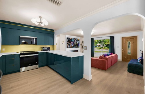 Pompano Beach House | 5 Min to Beach Heated Pool Hot Tub BBQ