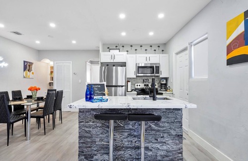 East Little Havana House | 5 min to Brickell/Bars - Arcade - King Bed - Outdoor Fun