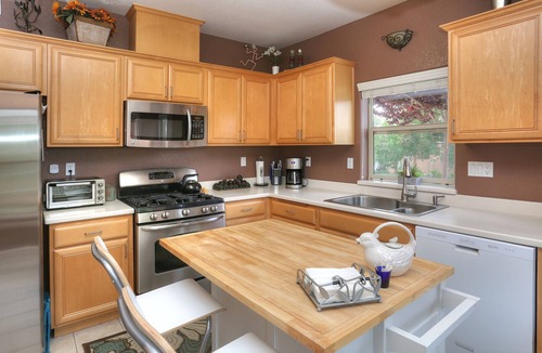 Santa Barbara Condo | 5 minutes to the beach and downtown, pool, spa, outdoor patio & garage .