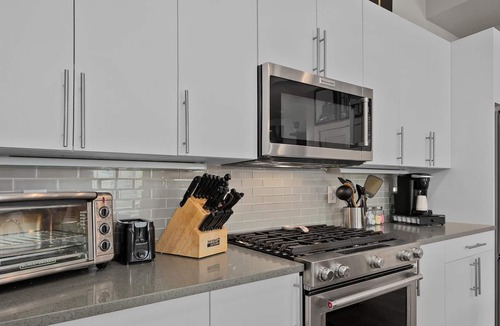 Jefferson Park House | ★★★★★ 5 Star, Private Room, Rooftop Deck