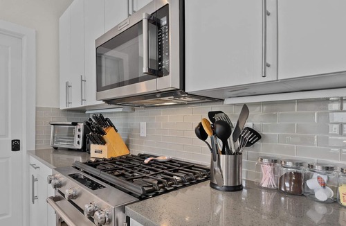 Jefferson Park House | ★★★★★ 5 Star, Private Room, Rooftop Deck