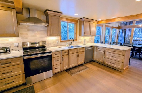 Columbine Lake House | 5BR Lodge, 1mi to Ski, HotTub, PoolTable, Firepit, Sleeps 12, Easy Access