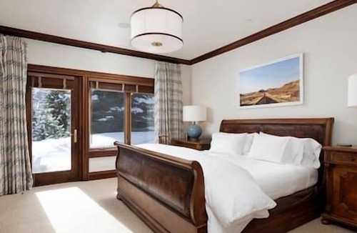 Aspen House | 6/7 Luxury Home, Fire Pit, Hot Tub, Pool Table!