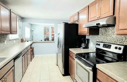 Dupont House | 6 bdrms-2 Kitchens-Patio & SUNROOM - Easy Access to Red Rocks and Downtown!