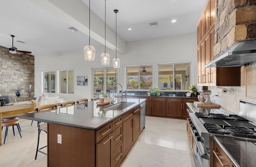 Las Vegas House | 6 bedroom 6 car garage rental