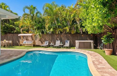 Harbor Beach House | 6 BR Villa Steps to Ocean, Pool, Sauna & Jacuzzi