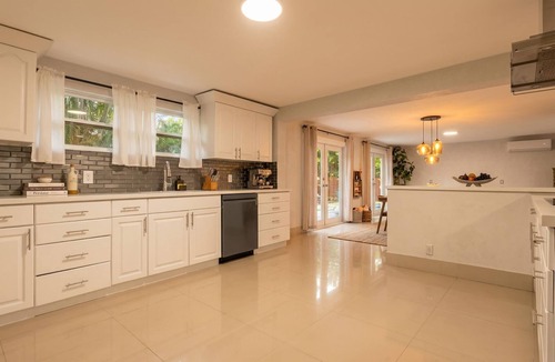 Harbor Beach House | 6 BR Villa Steps to Ocean Pool Sauna Jacuzzi