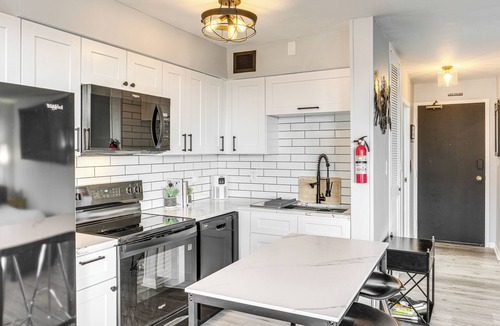 Lakewood Apartment | 6 Mi to Downtown Cleveland: Lakeview Condo!