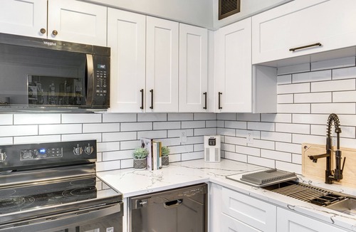 Lakewood Apartment | 6 Mi to Downtown Cleveland: Lakeview Condo!