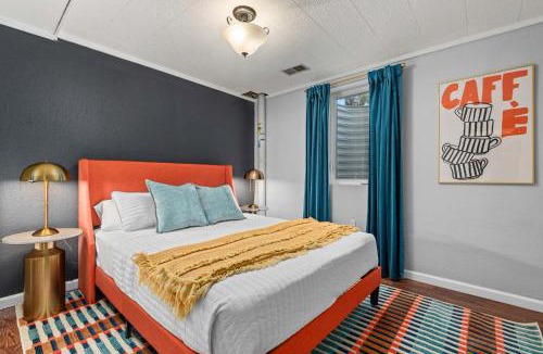 South Westminster House | 6BR Family Retreat with Games Billiards Mini Golf BBQ and Yard