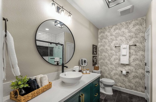 Castle Rock House | 6BR Sleeps 16 Game Room Fire Pit Family Retreat