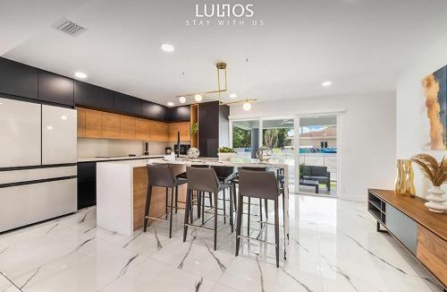 Coral Terrace House | 6BR Ultimate Retreat Pool, Sports Court & BBQ L10