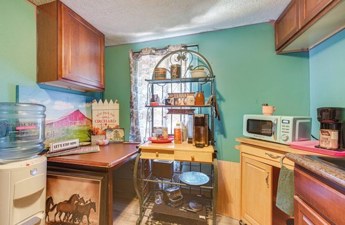 Cuyahoga Falls Apartment | 7 Mi to Cuyahoga Valley NP: Walkable Apt!