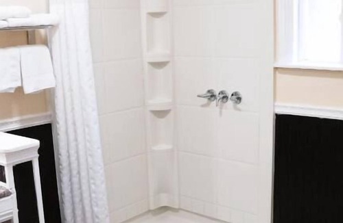 Sherman Oaks Hotel | 777 Motor Inn