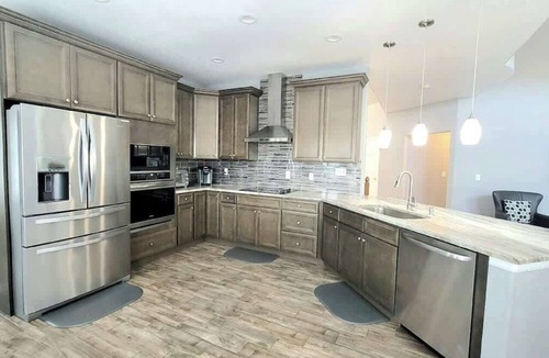 Northglenn House | 7BR-5bath-Near ScenicTrail/Easy Access to Downtown