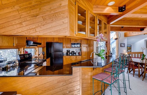 Breckenridge Heights House | 7th FREE|Hot Tub|Dog-friendly|Deck|BBQ|Wildlife Views|2 Min to Slopes