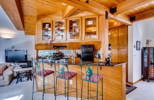Breckenridge Heights House | 7th FREE|Hot Tub|Dog-friendly|Deck|BBQ|Wildlife Views|2 Min to Slopes