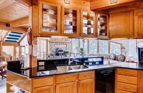 Breckenridge Heights House | 7th FREE|Hot Tub|Dog-friendly|Deck|BBQ|Wildlife Views|2 Min to Slopes