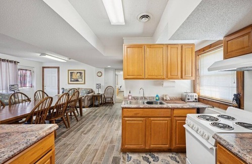 Port Clinton House | 8 bedrooms/3 kitchens, 3.1 bathrooms-Seasonal Pool located off site