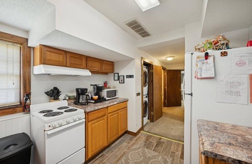 Port Clinton House | 8 bedrooms/3 kitchens, 3.1 bathrooms-Seasonal Pool located off site