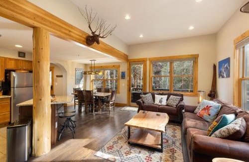 Keystone House | 8767 Trappers Crossing condo