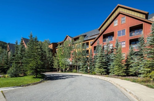 River Run Condo | 8884 | Springs, wood floors, steps to gondola!
