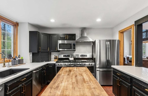 Christie Heights House | 9 BDR Close to Main Street with Secluded Hot Tub