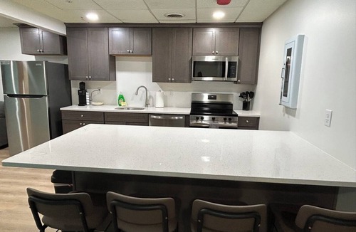 Sandusky Condo | 9 Beds-Sleeps 12-Gatekeeper Suite