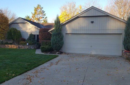 Strongsville House | 900 Sq Ft, Vaulted Greatroom, Spots (Wet) Bar, Luxurious, Hardwood Flooring