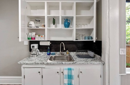Cheesman Park Apartment | 94 WalkScore | King Bed | Capitol Hill Beachy Apt
