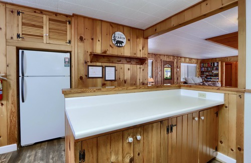 North Wawona Cabin | (9S) Pine Cabin at The Redwoods In Yosemite