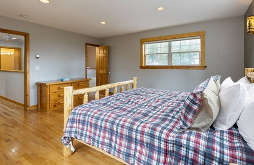 Breckenridge House | A True Cabin Feel with a Hot Tub, Fire pit and Gorgeous Mountain Views