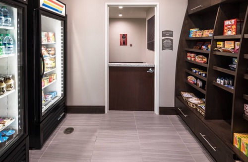 Lake Jackson Apartment | Accessible Studio Suite w/Free Breakfast