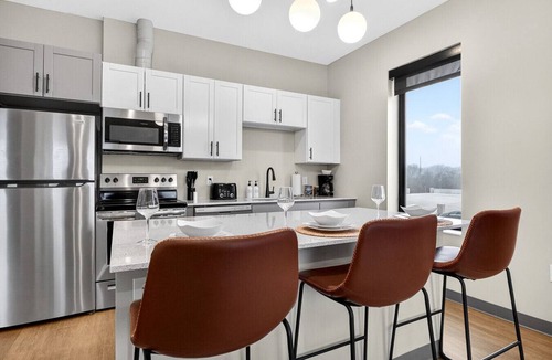 Cleveland Apartment | Across from Clinic | 2 Bed/2 Bath | Free Garage